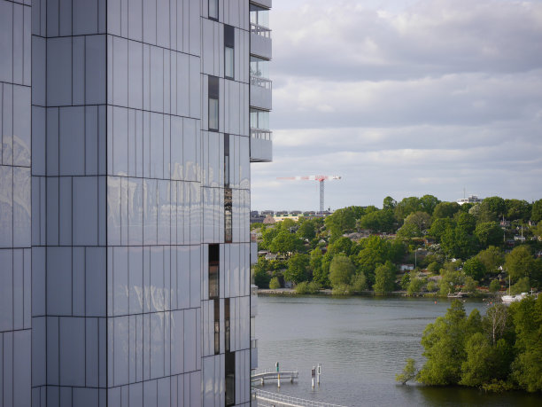 沿河的现代建筑对着天空图片下载