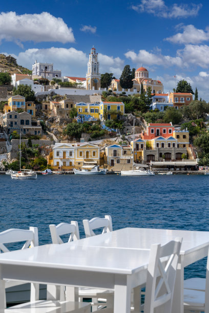 希腊西米岛海滩上的木制桌椅。图片下载