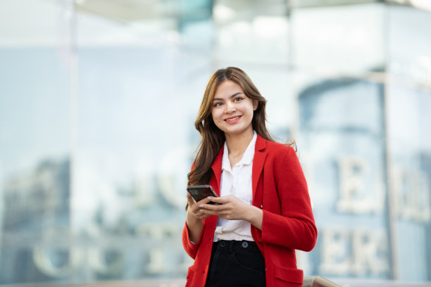 年轻的亚洲女商人在办公室使用智能手机…图片下载