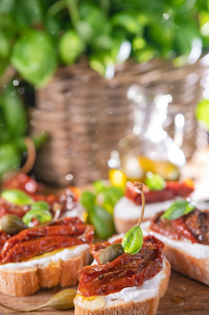 烤面包配番茄干，奶酪，罗勒和酸豆。意大利传统的开胃菜。高质量的照片。本空间图片下载