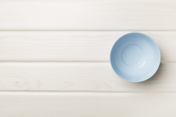 木制背景上的空圆板，顶视图图片下载