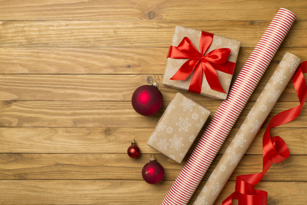 礼品盒，纸的工具和装饰在木制背景，俯视图图片下载