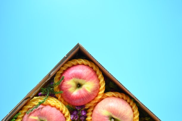 漂亮的粉红色苹果在蓝色背景的盒子里图片下载