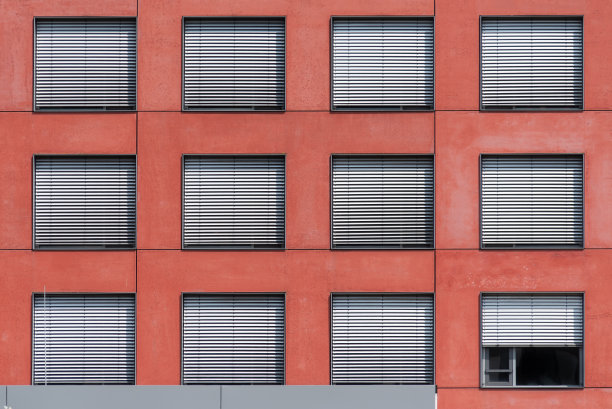 带有现代建筑百叶窗的窗户正面图片下载