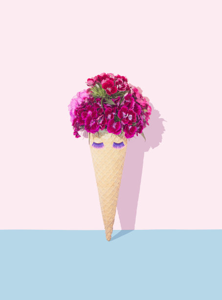 美丽的自然花的创意概念，在一个冰淇淋筒与紫色的睫毛。图片下载