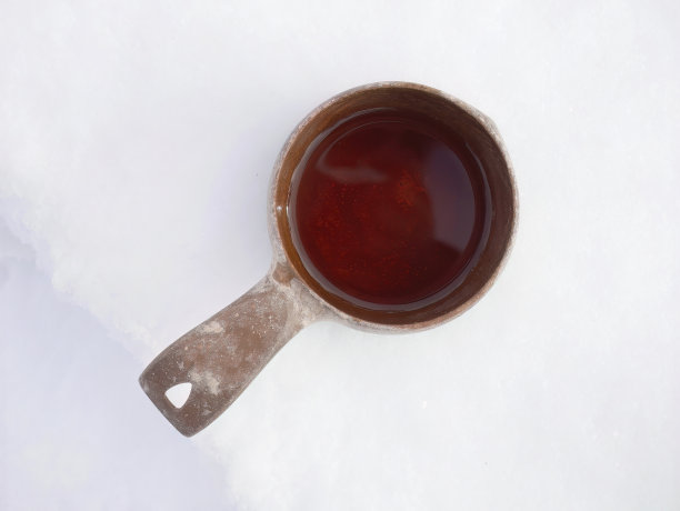 寒冷白雪上木杯中的热茶俯视图，户外，热饮，热茶，芬兰，冬季氛围，冬季假期图片下载