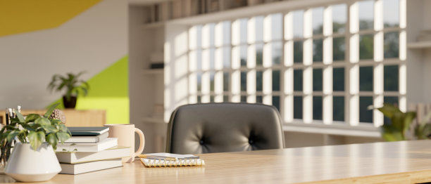 在现代办公室的木制工作台上复制空间。特写图片。图片下载