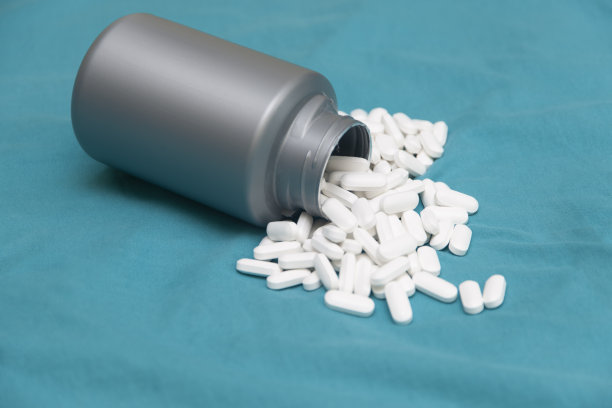 灰色的白色药丸罐。图片下载
