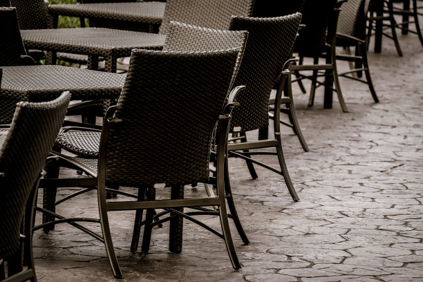 许多桌子和椅子在户外的餐厅。图片下载
