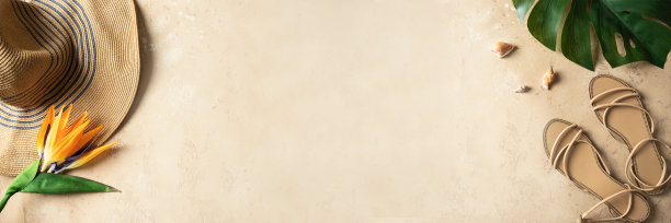 夏季旗帜，米色凉鞋，草帽，热带mostera叶图片下载