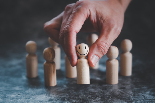 人力资源管理或人力资源管理，放大镜聚焦于经理图标，这是人力发展，招聘，领导和客户目标群体概念的员工图标之一。图片下载