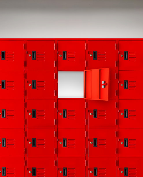 把红色的储物柜或健身房的储物柜放在一个中间开着一扇门的房间里图片下载
