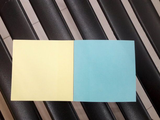 铁椅子上放着淡黄色和蓝色的纸图片下载