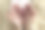 新生儿的脚放在父母的手掌上。父亲和母亲的手掌托着新生婴儿的脚，上面盖着一条白色的弗洛卡蒂毯子。孩子的脚趾、脚后跟和脚的照片。图片下载