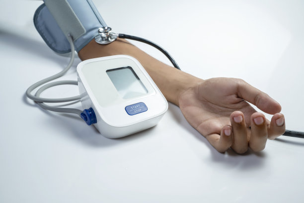 医生正在检查病人的血压图片下载