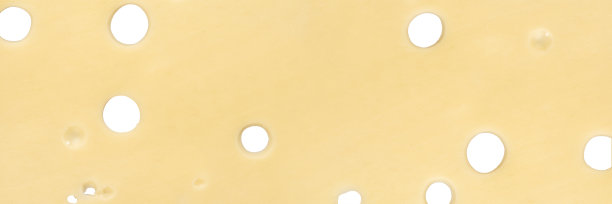 奶酪的质地与大洞接近。埃曼塔尔奶酪特写，有大洞，孤立在白色背景上。图片下载