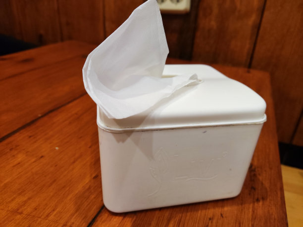 桌子上的纸巾盒图片下载