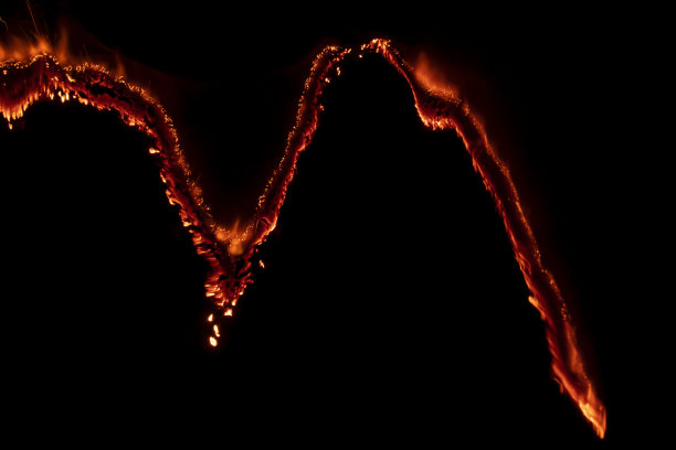 燃烧的纸，在黑色背景上发光的纸边图片下载