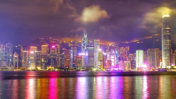 香港维多利亚港美丽的夜景天际线，现代建筑的灯光图片下载