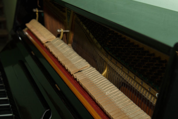 一架旧钢琴的内部部件特写-机械，琴弦。有选择性的重点。乐器的内部细节。图片下载