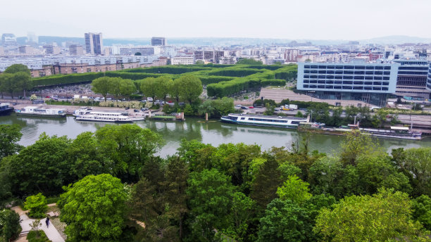 5月，巴黎全景图中左侧的布洛涅新墓地和塞纳河及一些建筑物。照片来自圣日耳曼岛公园图片下载