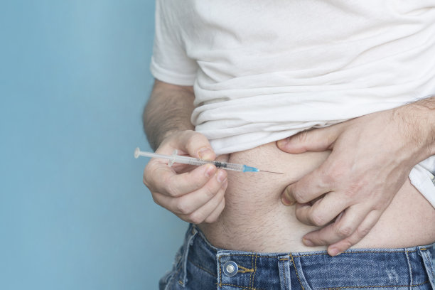 糖尿病患者胰岛素注射与剂量大鼠，皮下腹腔接种蓝色背景图片下载