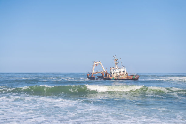 失事的拖网渔船驶离骨架海岸图片下载