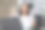 被释放的亚洲老年妇女坐在沙发上用智能手机在网上购物。图片下载
