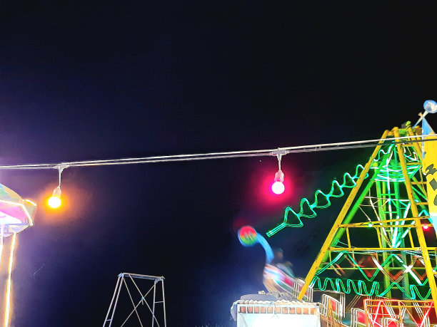 晚上玩彩灯的交通工具图片下载