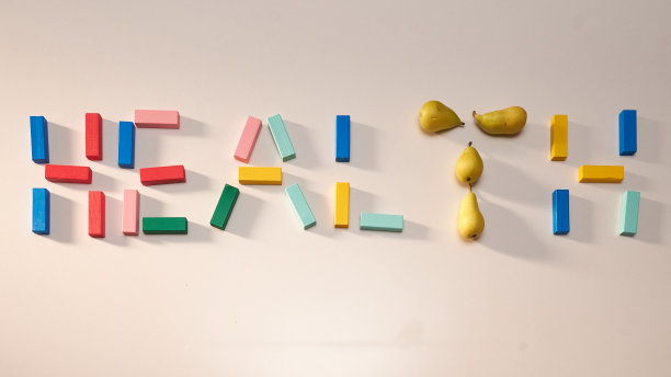 单词“Health”由充满活力的几何形状和梨组成图片下载