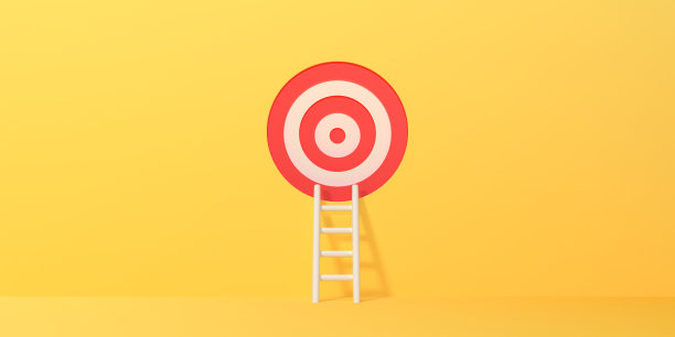 白色的梯子通向黄色背景上的目标图片下载