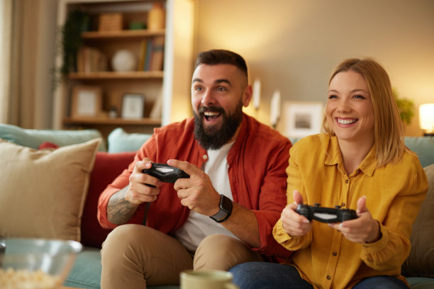 一对夫妇在家里玩电子游戏图片下载
