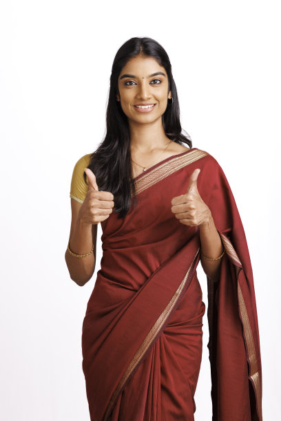 穿着传统纱丽的快乐印度妇女竖起大拇指图片下载