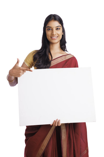穿着纱丽的开朗漂亮的印度年轻女子举着告示牌图片下载