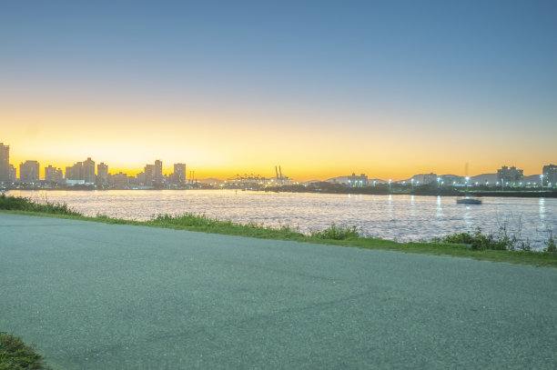 以Itajai-sc为背景，Itajai-sc的景观，海滩瞭望塔，傍晚的日落图片下载