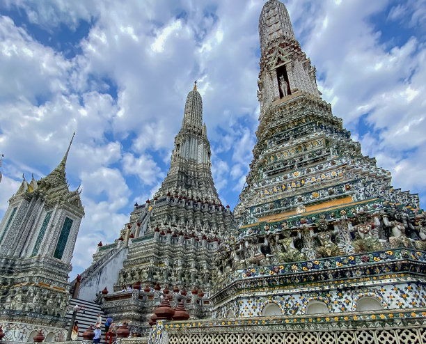 泰国首都的名片是佛教寺庙Wat Arun，黎明寺，它位于湄南河岸边图片下载