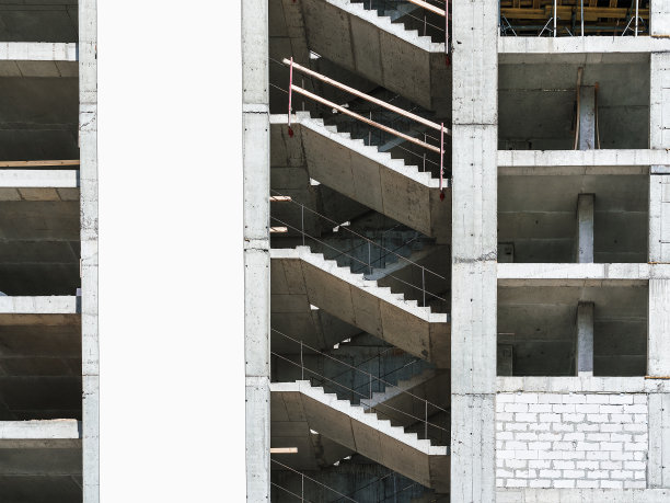 垂直的空白白色横幅安装在未完工的建筑上图片下载