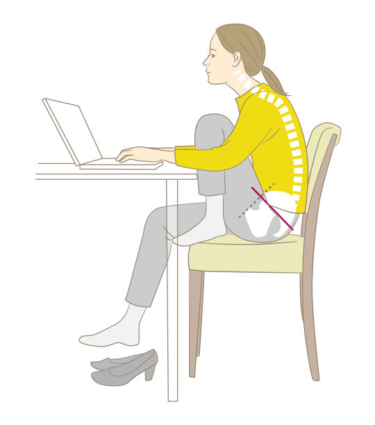 弯腰驼背的女人跪着做案头工作图片下载