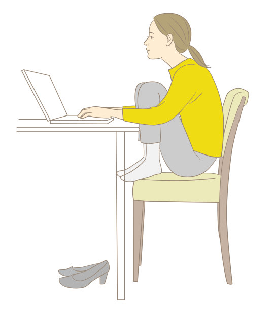 一个驼背的女人在体育馆里坐着做案头工作图片下载