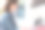 年轻女子在咖啡馆使用笔记本电脑图片下载