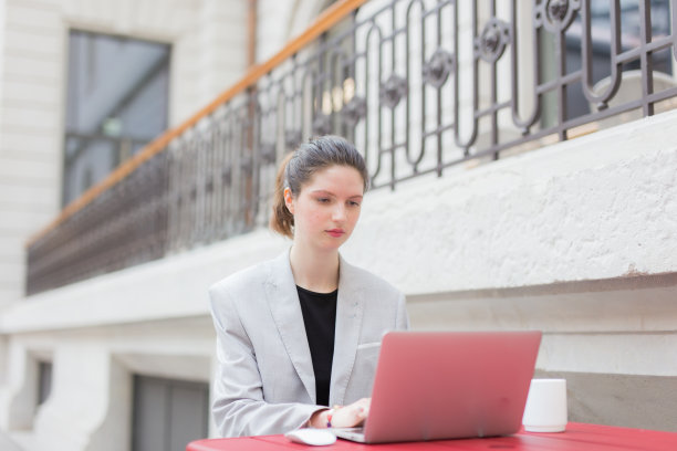 年轻女子在咖啡馆使用笔记本电脑图片下载