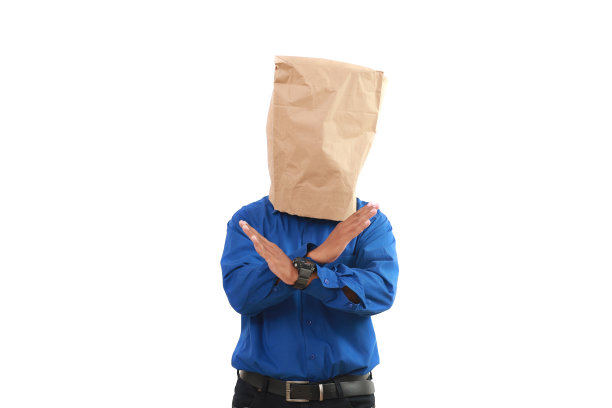 商人双手交叉，拿着纸袋站着图片下载