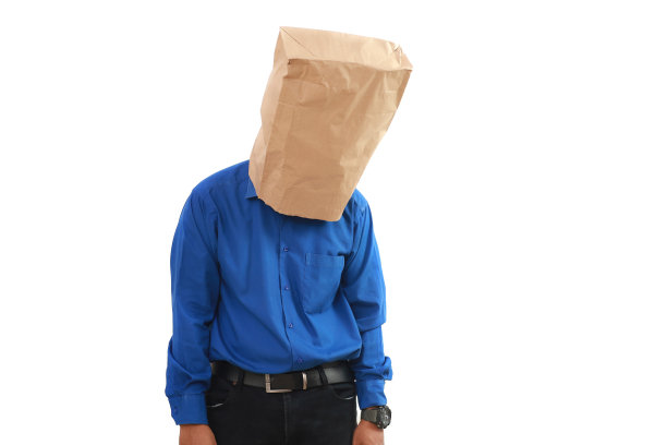 疲惫的商人拿着白色背景的纸袋图片下载