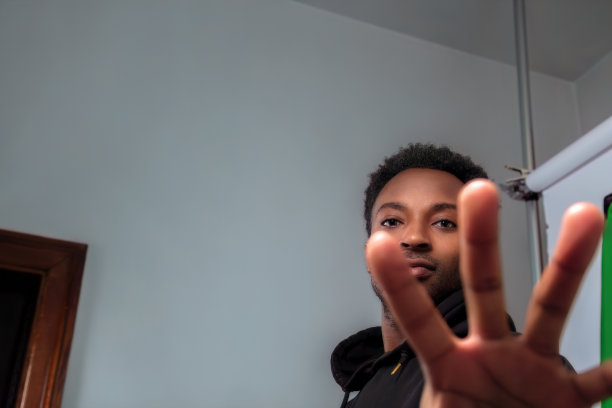 拒绝拍照:男子用手遮住脸图片下载