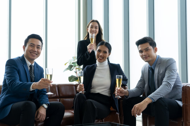 一群商务人士在会议后喝着鸡尾酒在现代办公室里聊天图片下载