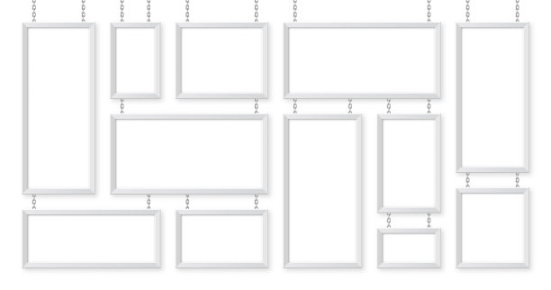 金属链上挂着白色的招牌。餐厅菜单板。现代海报模型。空白照片或相框。广告或展示板。街头标语。矢量图图片下载