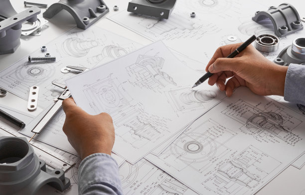 技术员设计机械零件图纸：工厂工业项目蓝图，测量轴承卡尺图片下载
