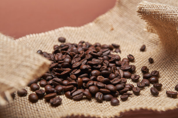 在农村粗糙的粗布上烤咖啡豆图片下载