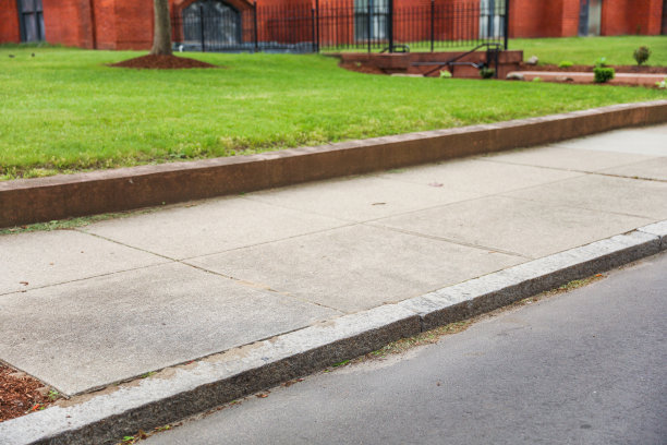 人行道象征着行人运动、城市生活和社区。它代表了一个安全的步行空间，社交互动，以及人们在城市景观中的融合图片下载