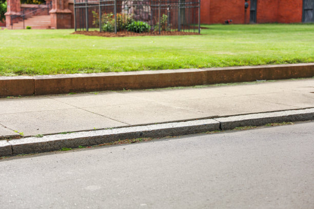 人行道象征着行人运动、城市生活和社区。它代表了一个安全的步行空间，社交互动，以及人们在城市景观中的融合图片下载